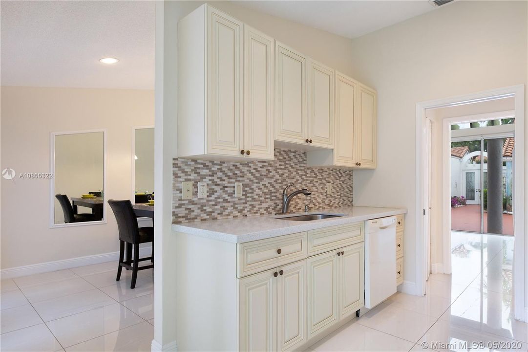 Vendido Recientemente: $355,000 (3 camas, 2 baños, 1470 Pies cuadrados)
