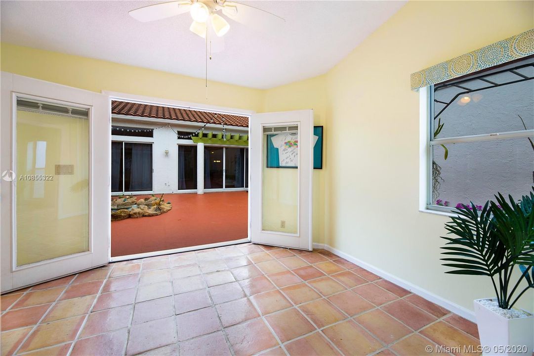 Vendido Recientemente: $355,000 (3 camas, 2 baños, 1470 Pies cuadrados)