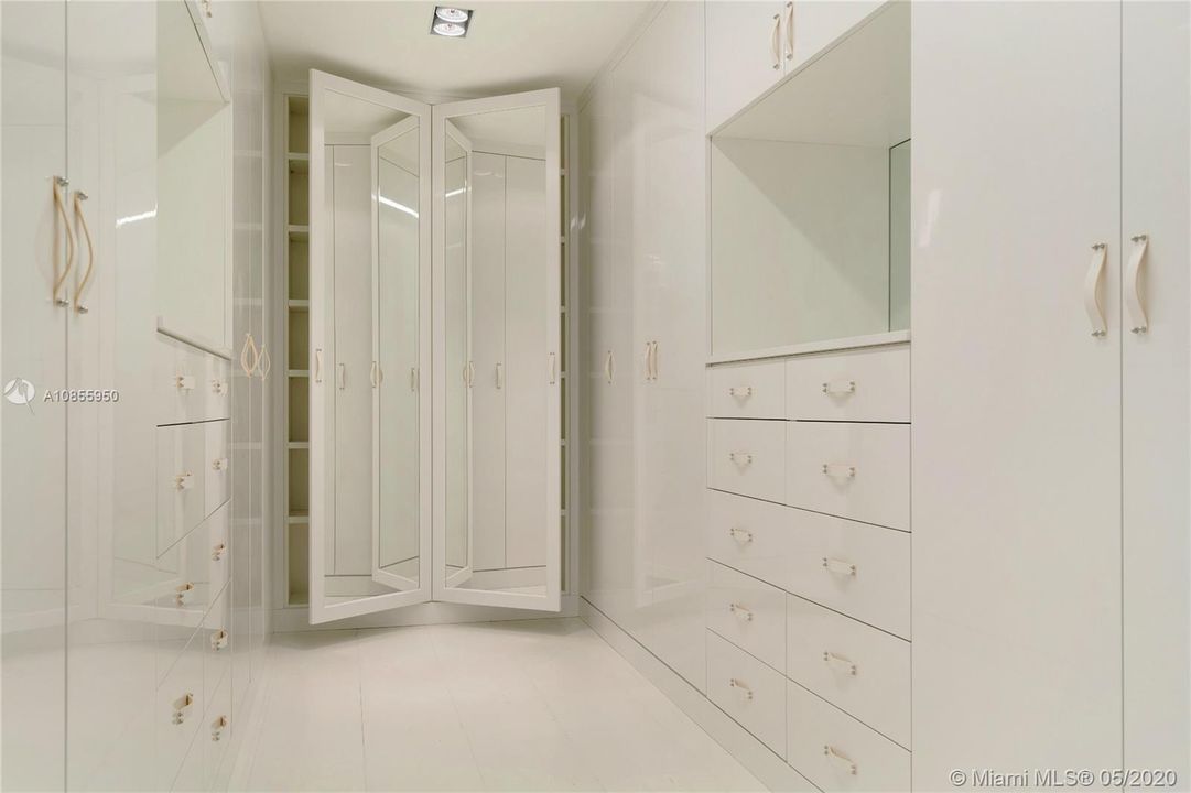 Недавно арендовано: $60,000 (4 спален, 4 ванн, 4750 Квадратных фут)