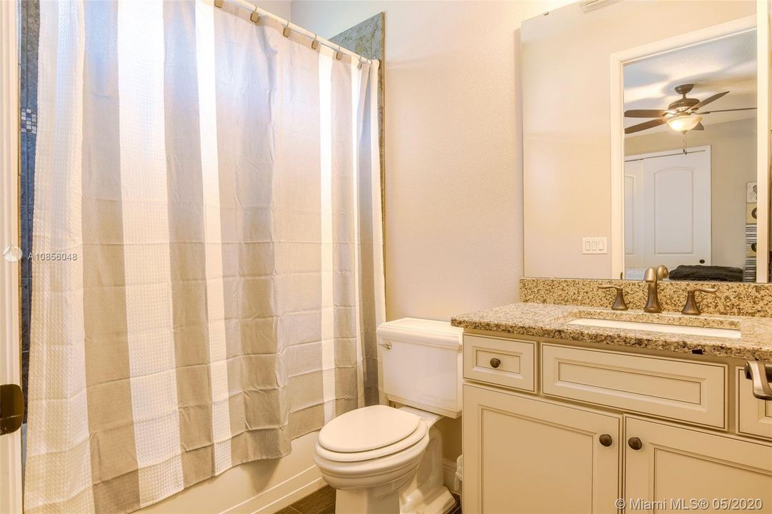 Недавно продано: $637,000 (3 спален, 3 ванн, 2703 Квадратных фут)
