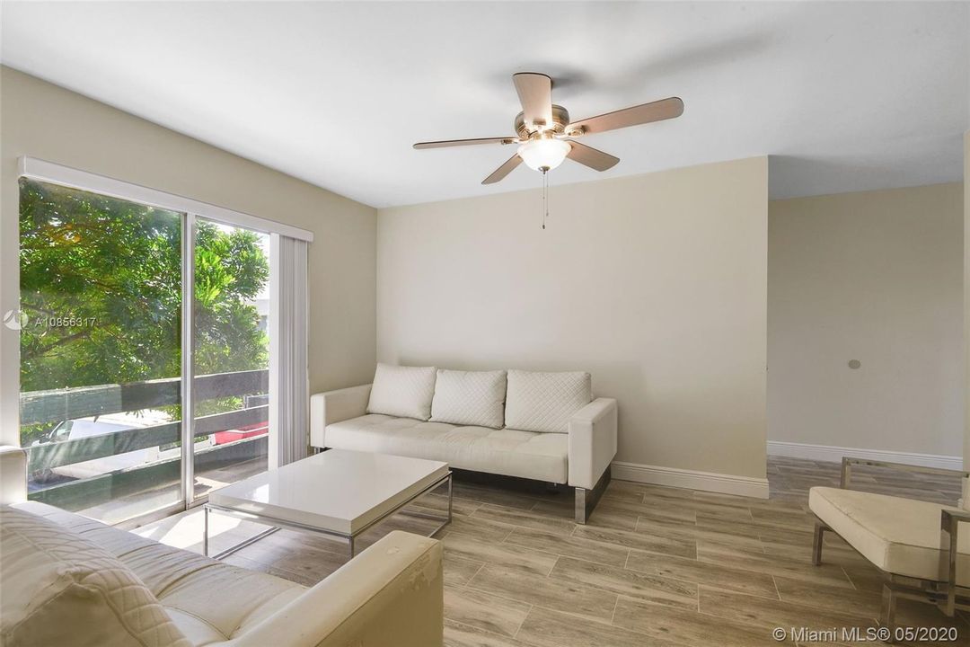 Vendido Recientemente: $112,500 (2 camas, 1 baños, 684 Pies cuadrados)