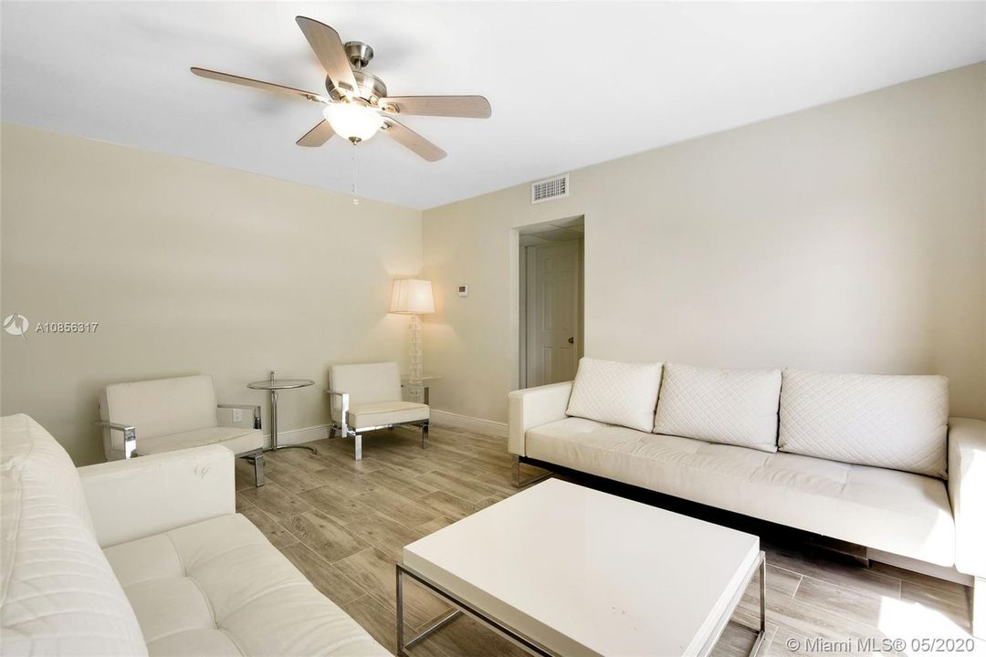 Vendido Recientemente: $112,500 (2 camas, 1 baños, 684 Pies cuadrados)