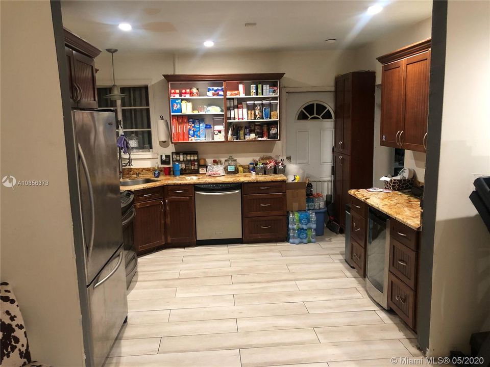Недавно продано: $305,000 (3 спален, 1 ванн, 1008 Квадратных фут)