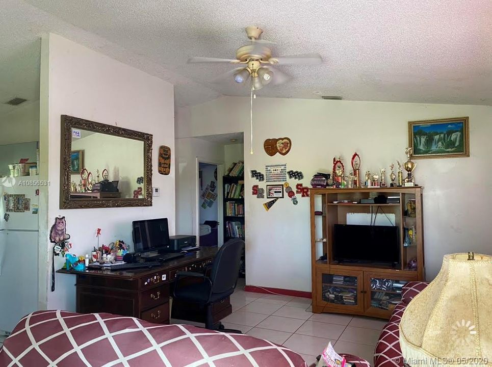 Vendido Recientemente: $254,000 (3 camas, 2 baños, 1143 Pies cuadrados)