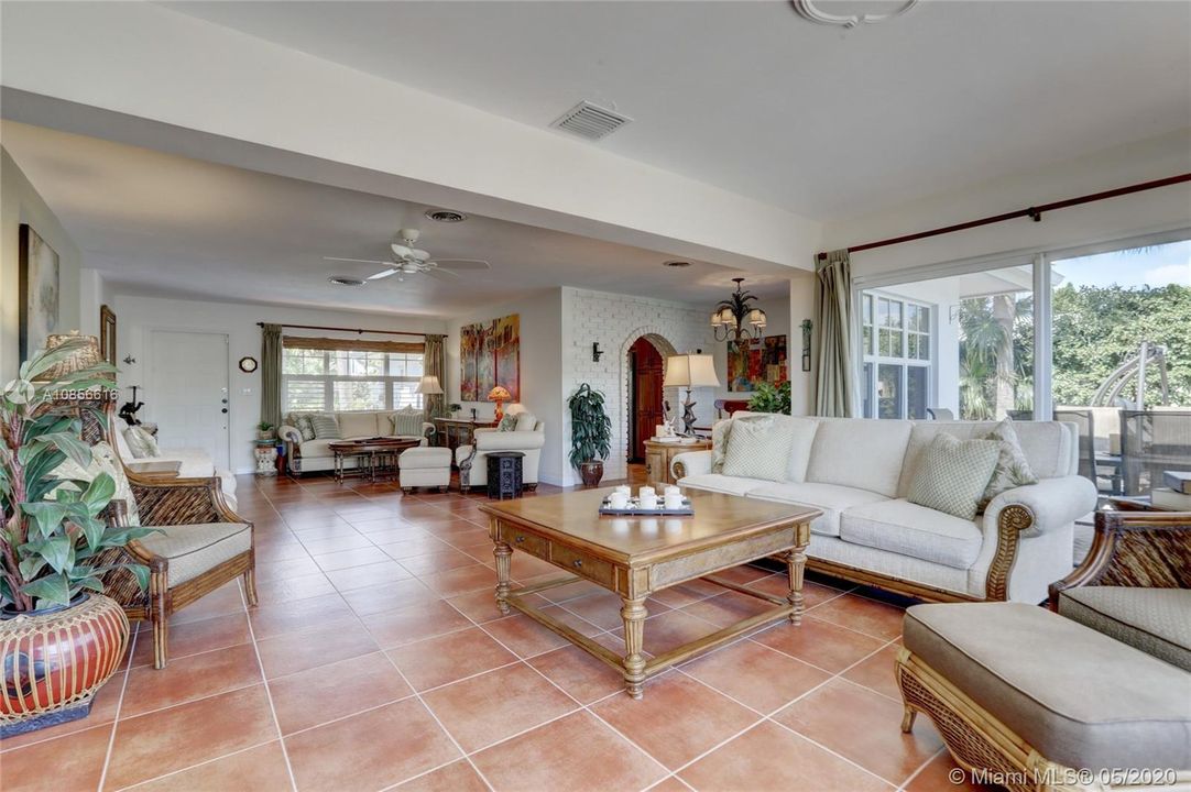 最近售出: $799,000 (3 贝兹, 2 浴室, 1785 平方英尺)