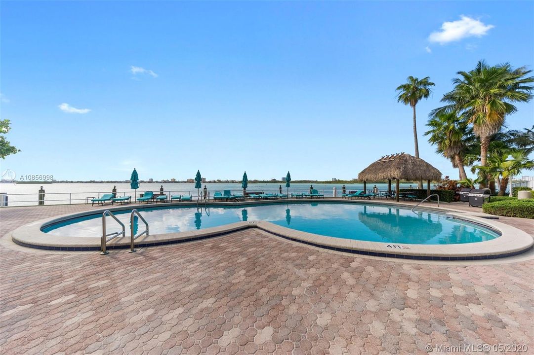 Recently Rented: $2,050 (1 beds, 1 baths, 950 Square Feet)