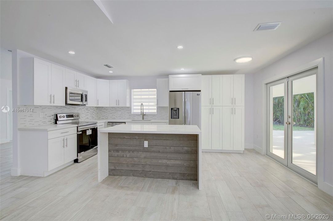 Vendido Recientemente: $549,000 (4 camas, 2 baños, 2541 Pies cuadrados)