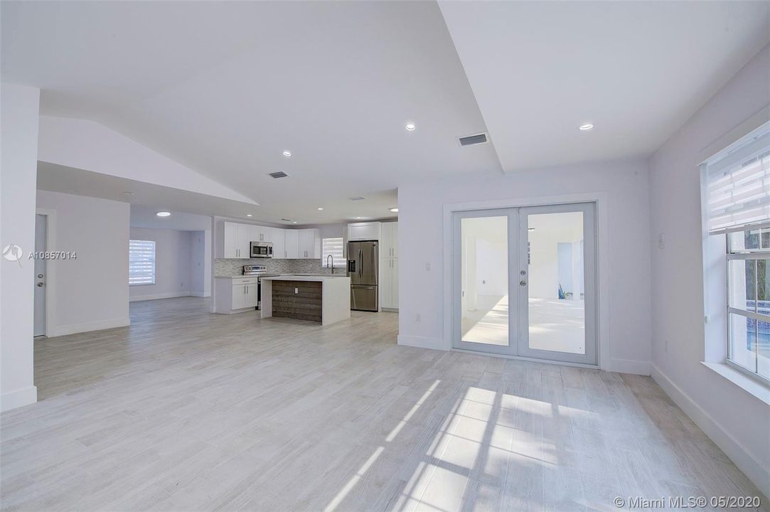 Vendido Recientemente: $549,000 (4 camas, 2 baños, 2541 Pies cuadrados)