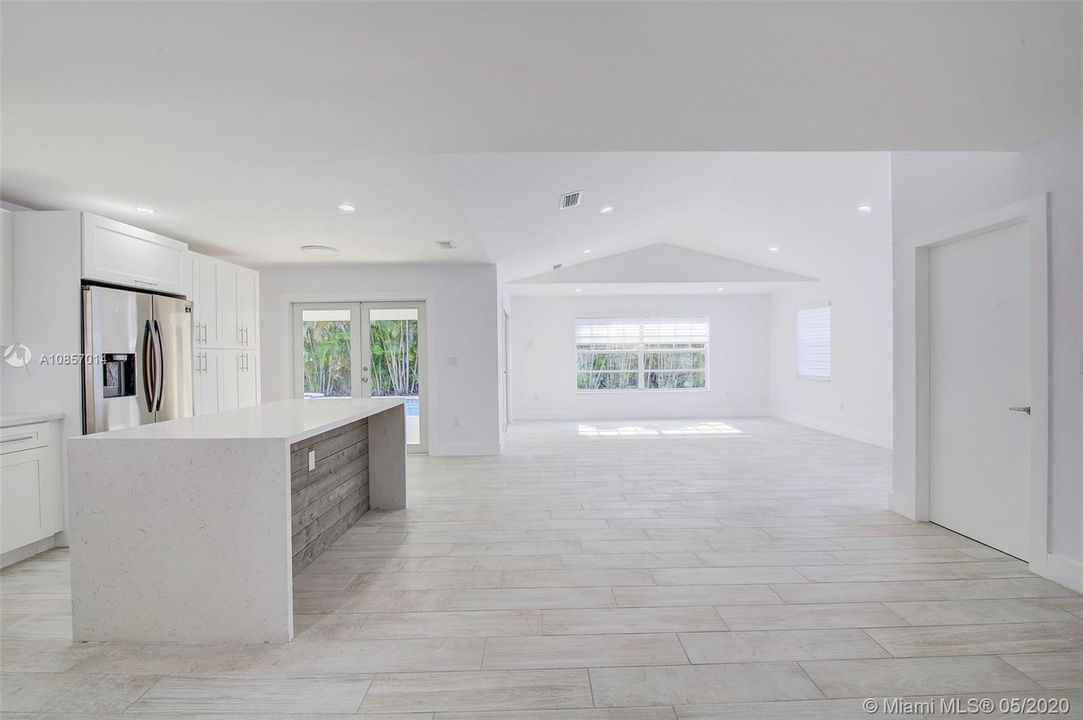 Vendido Recientemente: $549,000 (4 camas, 2 baños, 2541 Pies cuadrados)