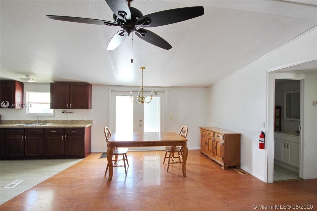 Recently Sold: $105,000 (3 beds, 2 baths, 1248 Square Feet)