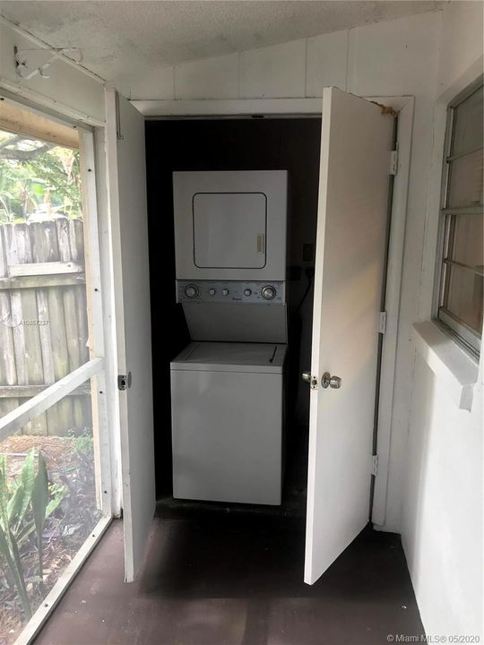Recently Sold: $119,900 (2 beds, 1 baths, 915 Square Feet)
