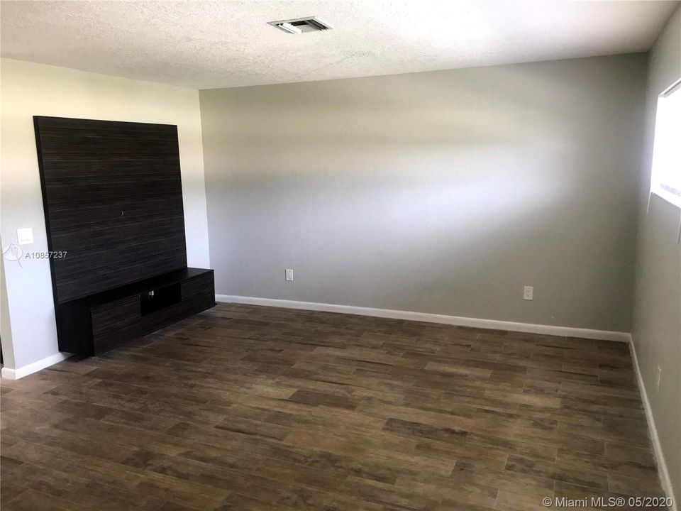 Recently Sold: $119,900 (2 beds, 1 baths, 915 Square Feet)