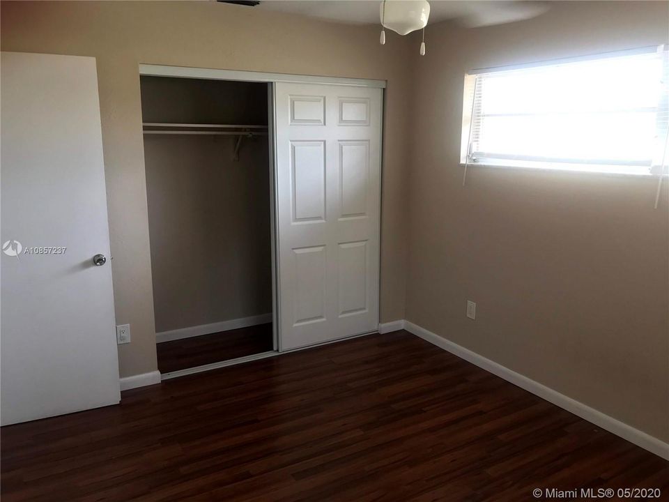 Recently Sold: $119,900 (2 beds, 1 baths, 915 Square Feet)