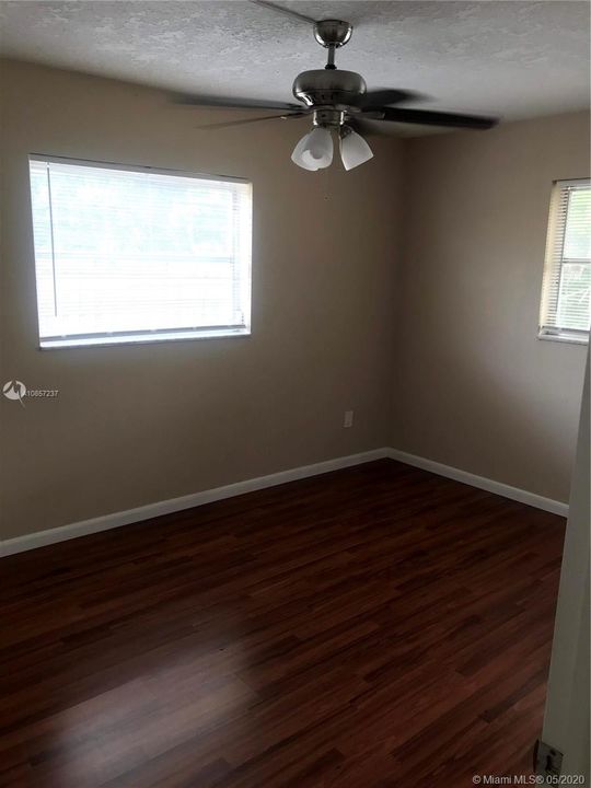 Recently Sold: $119,900 (2 beds, 1 baths, 915 Square Feet)