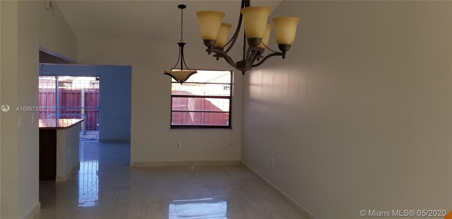 Recently Rented: $1,950 (3 beds, 2 baths, 1346 Square Feet)