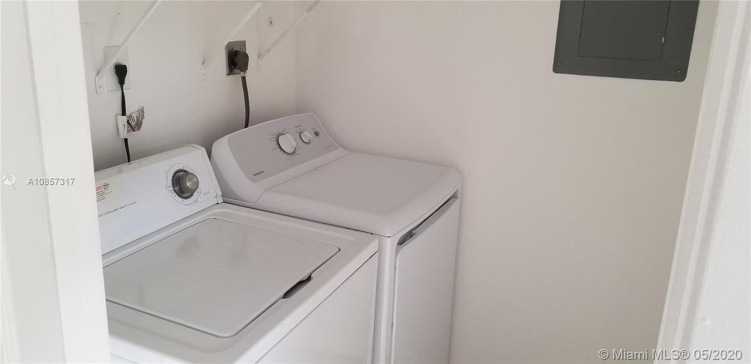 Recently Rented: $1,950 (3 beds, 2 baths, 1346 Square Feet)