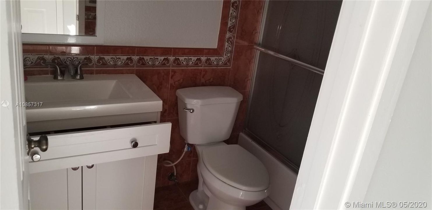 Recently Rented: $1,950 (3 beds, 2 baths, 1346 Square Feet)