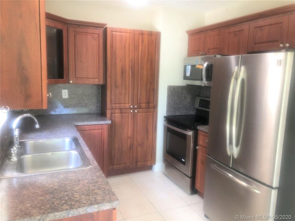 Recientemente alquilado: $1,900 (3 camas, 2 baños, 1154 Pies cuadrados)