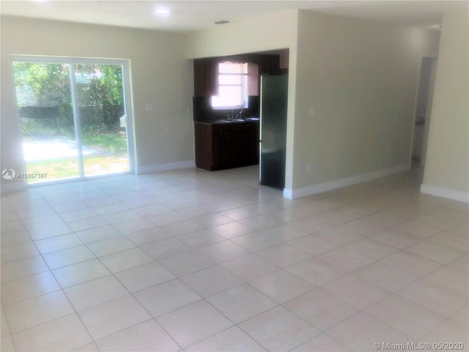 Recientemente alquilado: $1,900 (3 camas, 2 baños, 1154 Pies cuadrados)