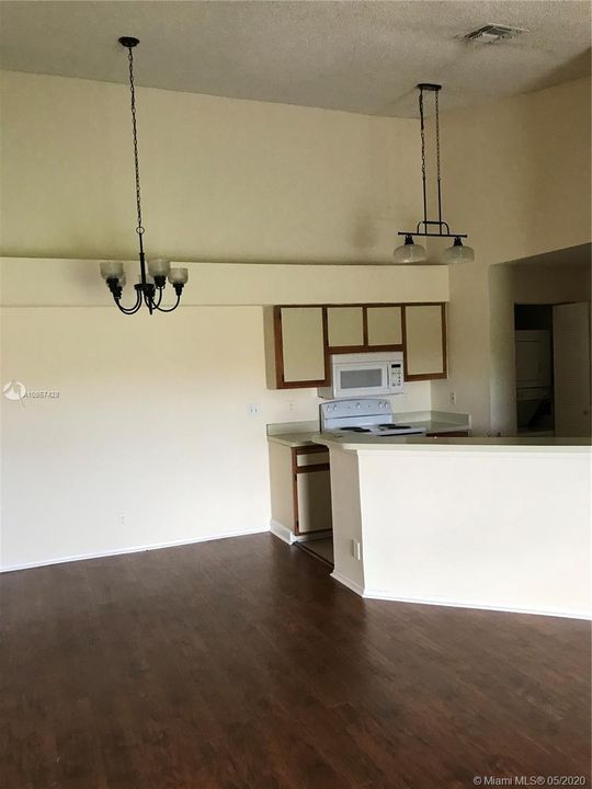 Recently Rented: $1,250 (1 beds, 1 baths, 757 Square Feet)