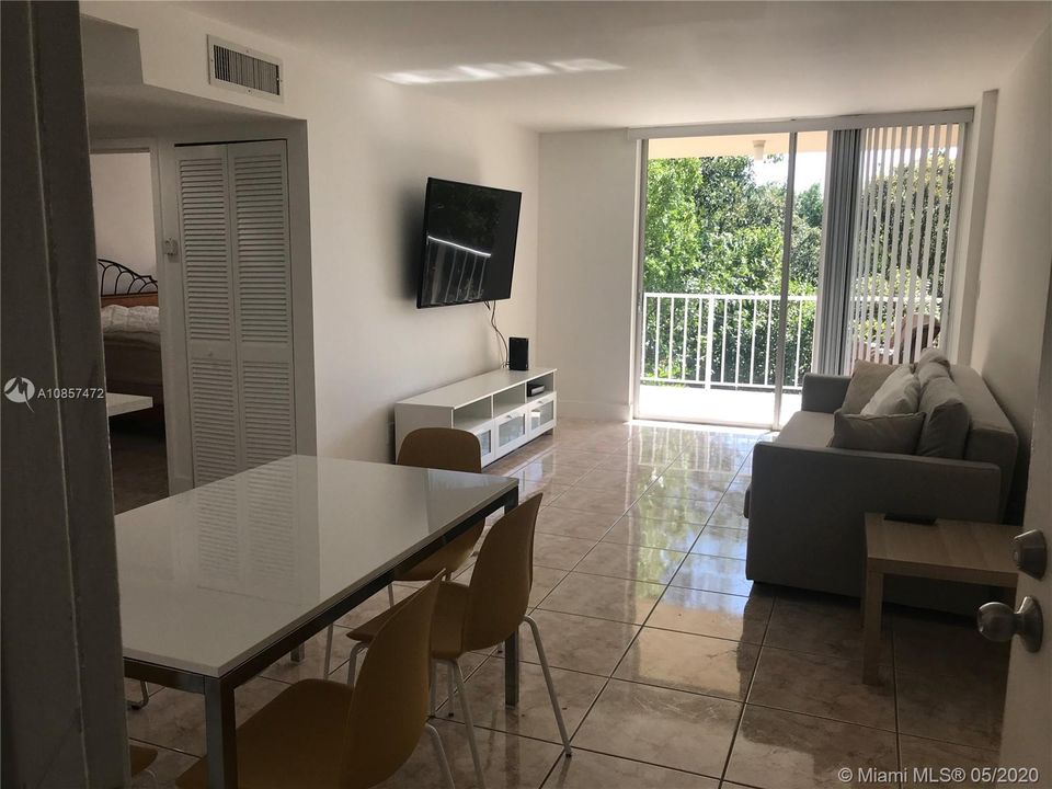 Recently Rented: $2,000 (1 beds, 1 baths, 574 Square Feet)