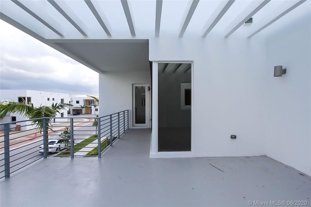 Vendido Recientemente: $790,000 (5 camas, 5 baños, 3624 Pies cuadrados)