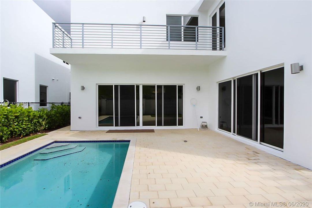Vendido Recientemente: $790,000 (5 camas, 5 baños, 3624 Pies cuadrados)
