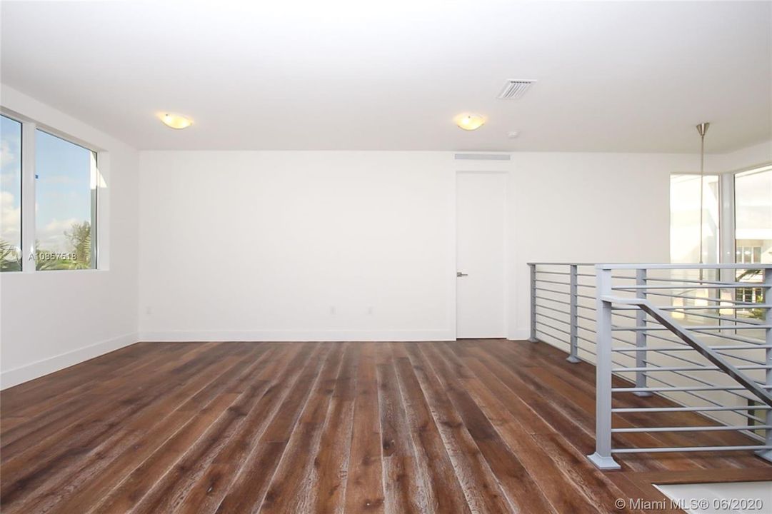 Vendido Recientemente: $790,000 (5 camas, 5 baños, 3624 Pies cuadrados)