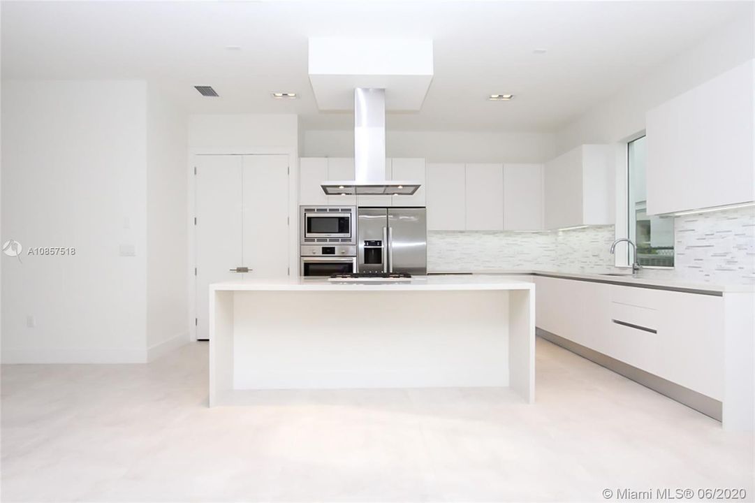 Vendido Recientemente: $790,000 (5 camas, 5 baños, 3624 Pies cuadrados)