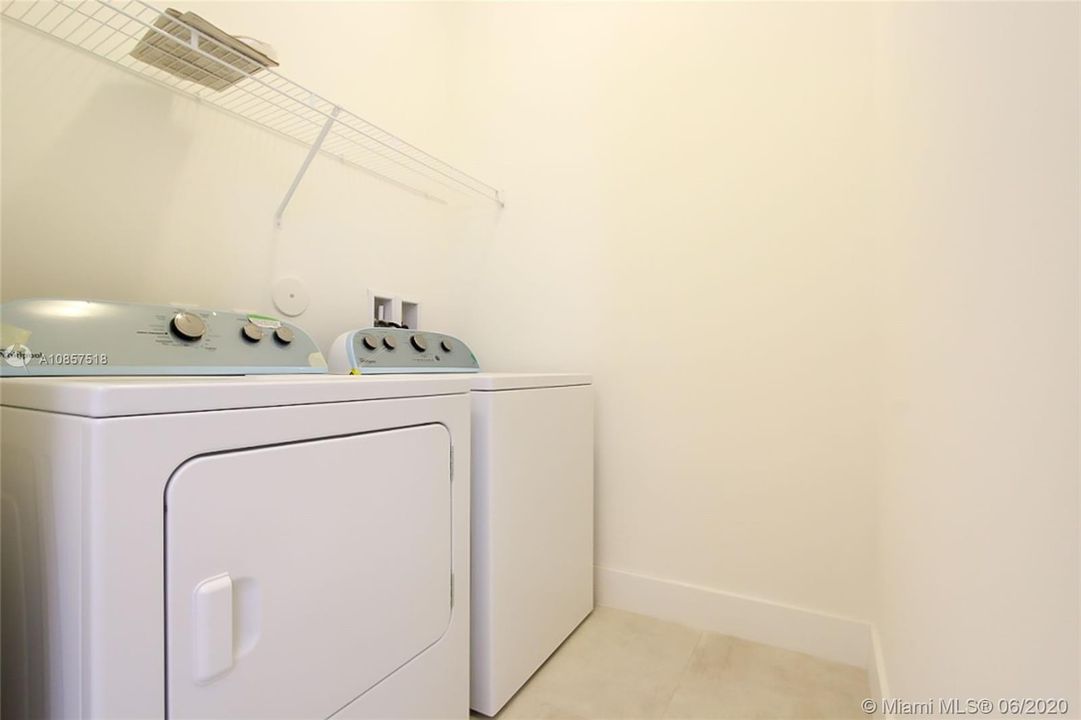Vendido Recientemente: $790,000 (5 camas, 5 baños, 3624 Pies cuadrados)