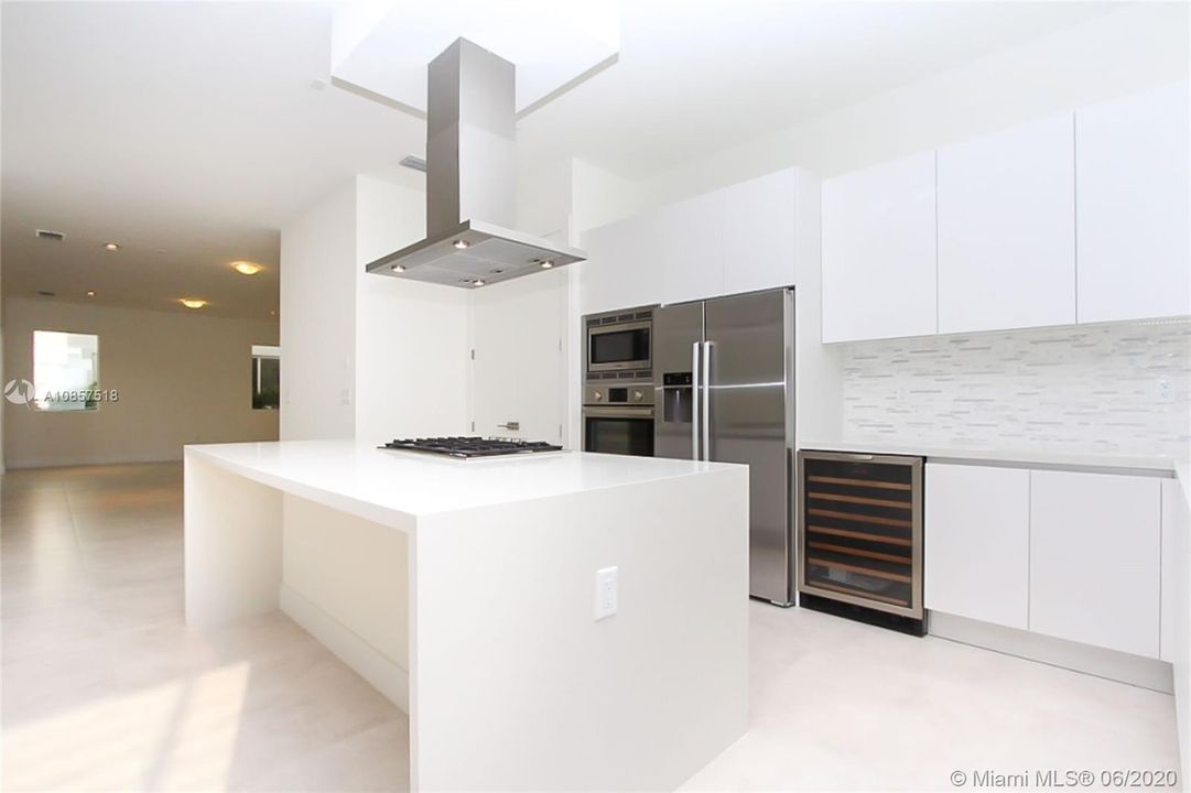 Vendido Recientemente: $790,000 (5 camas, 5 baños, 3624 Pies cuadrados)