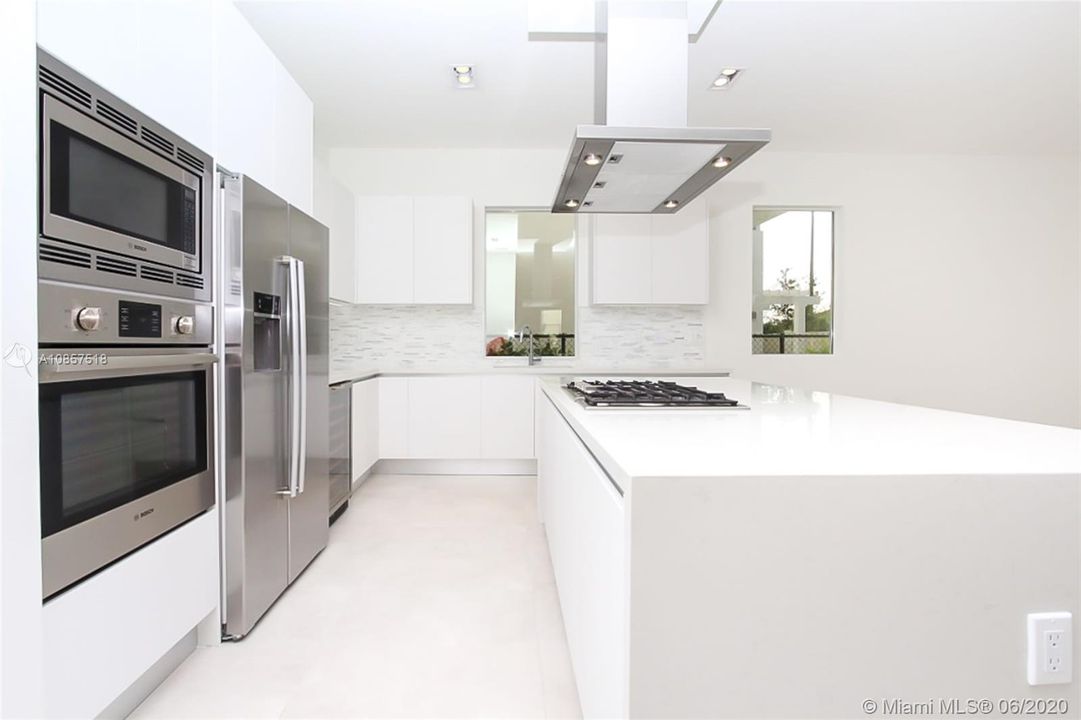 Vendido Recientemente: $790,000 (5 camas, 5 baños, 3624 Pies cuadrados)