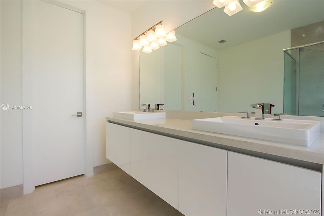 Vendido Recientemente: $790,000 (5 camas, 5 baños, 3624 Pies cuadrados)
