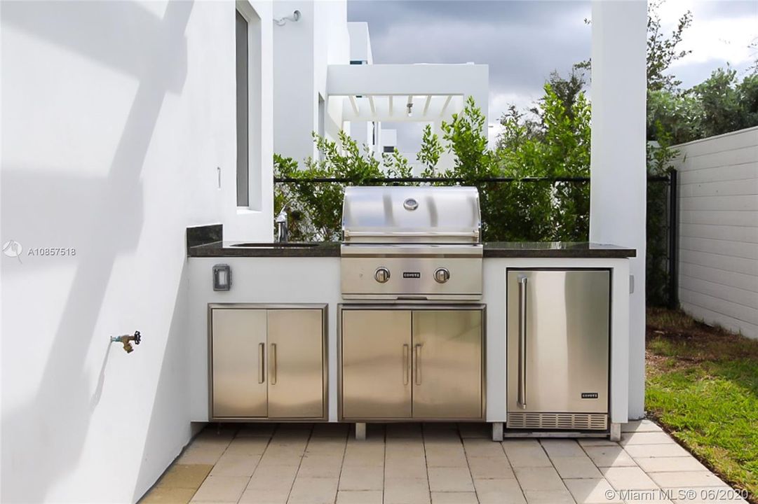Vendido Recientemente: $790,000 (5 camas, 5 baños, 3624 Pies cuadrados)