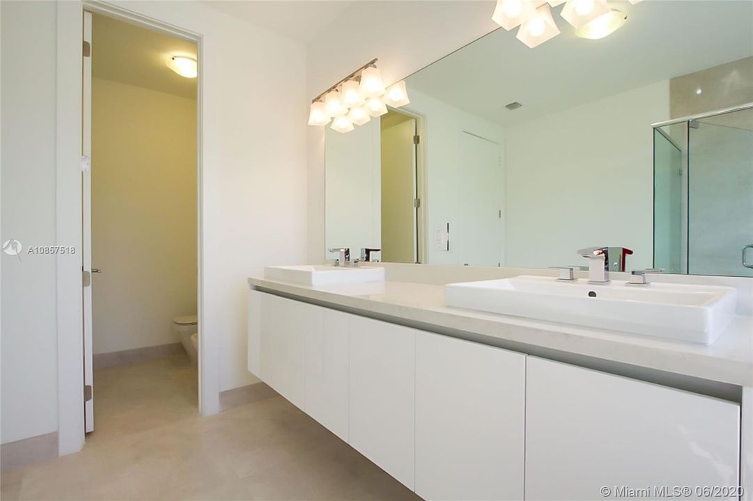 Vendido Recientemente: $790,000 (5 camas, 5 baños, 3624 Pies cuadrados)
