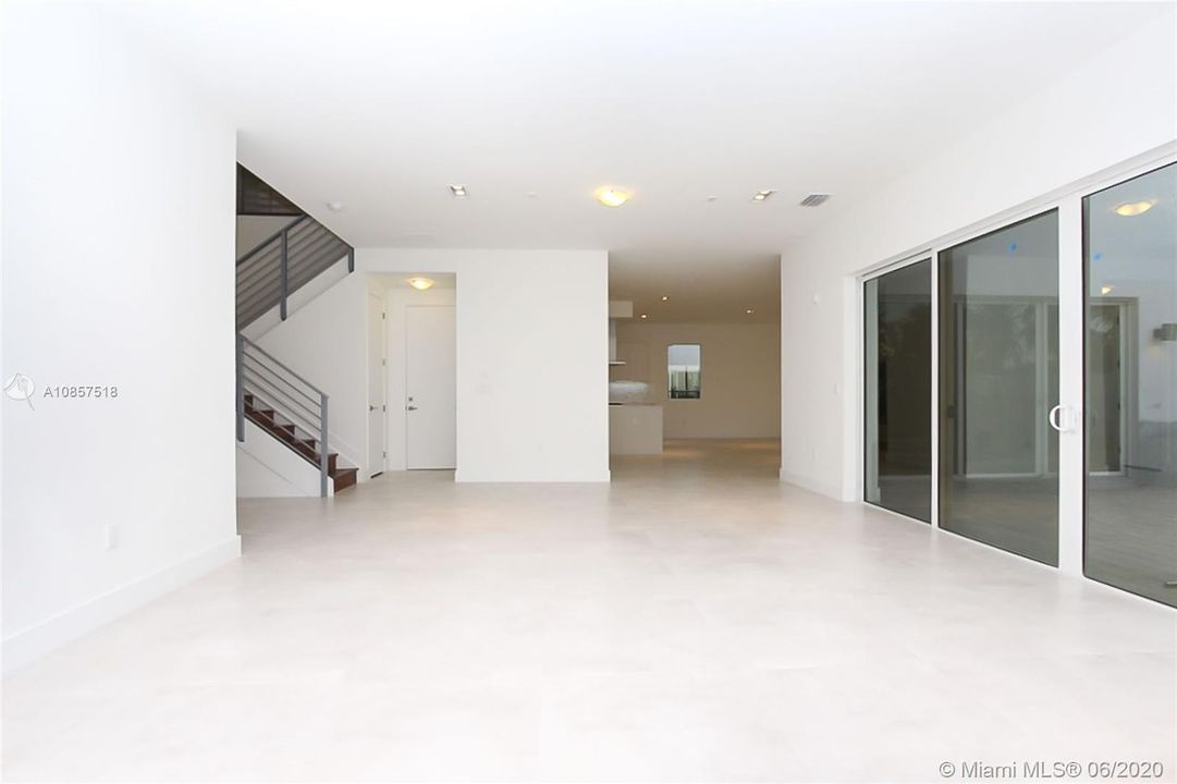 Vendido Recientemente: $790,000 (5 camas, 5 baños, 3624 Pies cuadrados)
