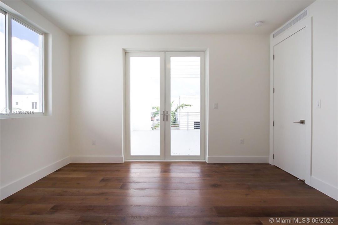 Vendido Recientemente: $790,000 (5 camas, 5 baños, 3624 Pies cuadrados)