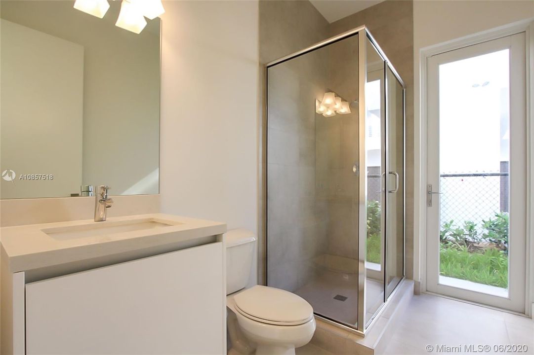 Vendido Recientemente: $790,000 (5 camas, 5 baños, 3624 Pies cuadrados)