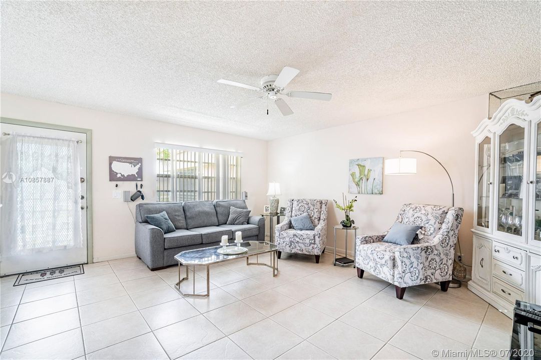 Vendido Recientemente: $87,000 (2 camas, 2 baños, 907 Pies cuadrados)