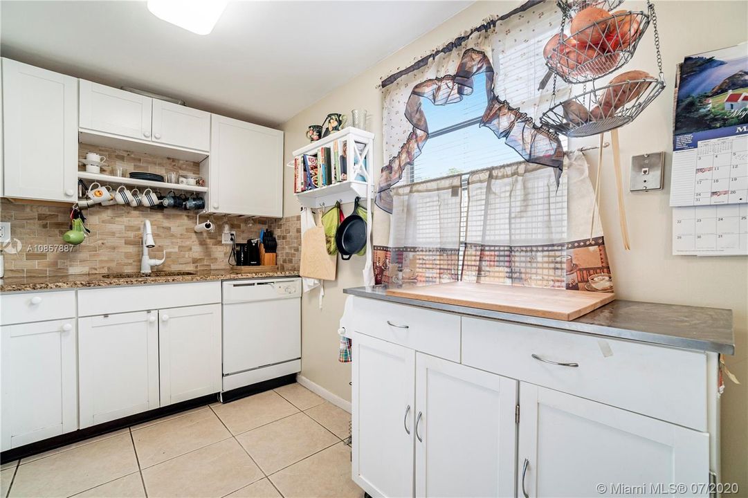 Vendido Recientemente: $87,000 (2 camas, 2 baños, 907 Pies cuadrados)