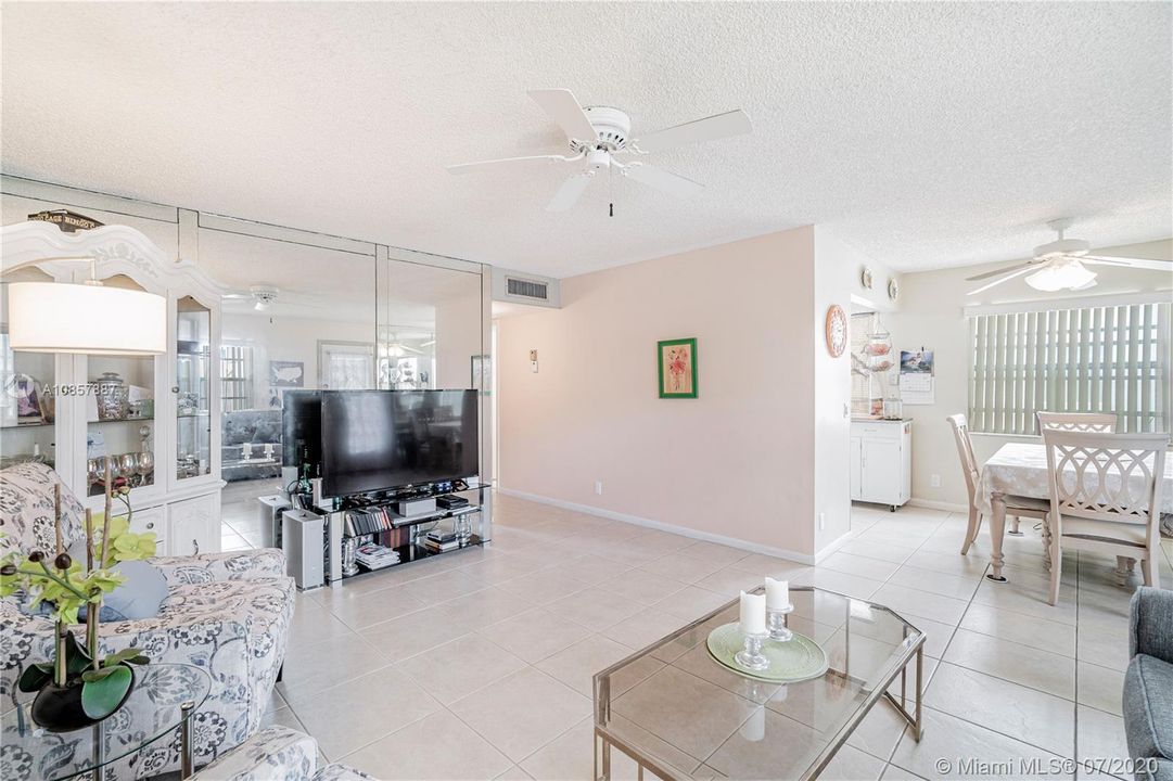 Vendido Recientemente: $87,000 (2 camas, 2 baños, 907 Pies cuadrados)