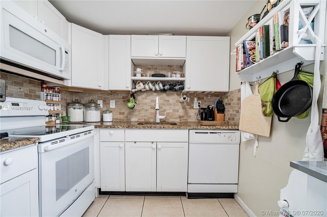 Vendido Recientemente: $87,000 (2 camas, 2 baños, 907 Pies cuadrados)