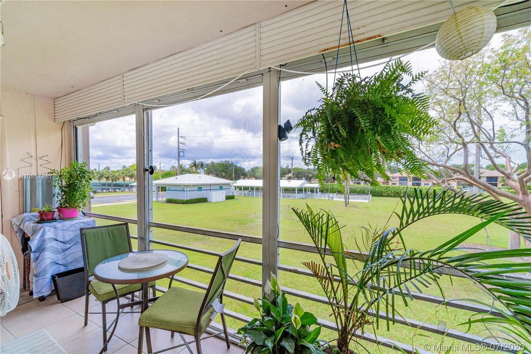Vendido Recientemente: $87,000 (2 camas, 2 baños, 907 Pies cuadrados)