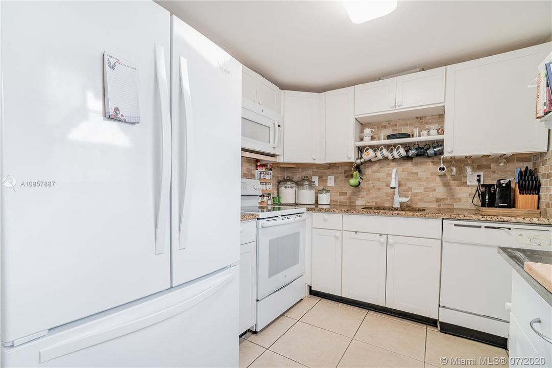 Vendido Recientemente: $87,000 (2 camas, 2 baños, 907 Pies cuadrados)