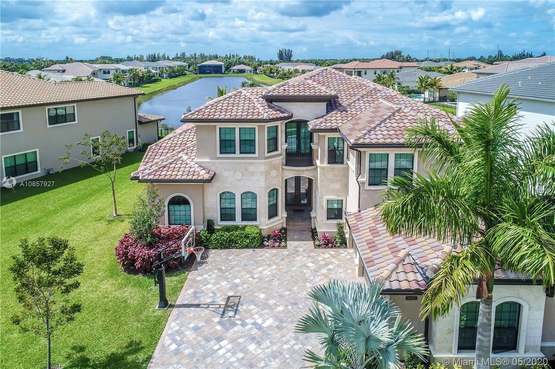 Recently Sold: $1,499,000 (5 beds, 6 baths, 5529 Square Feet)