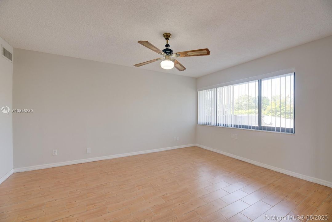 Recently Rented: $1,950 (3 beds, 2 baths, 1378 Square Feet)
