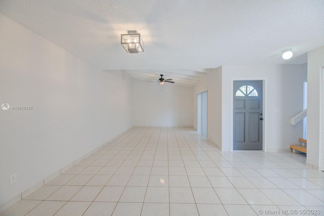 Recently Rented: $1,950 (3 beds, 2 baths, 1378 Square Feet)