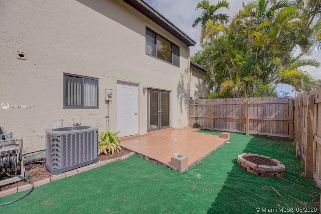 Recently Rented: $1,950 (3 beds, 2 baths, 1378 Square Feet)