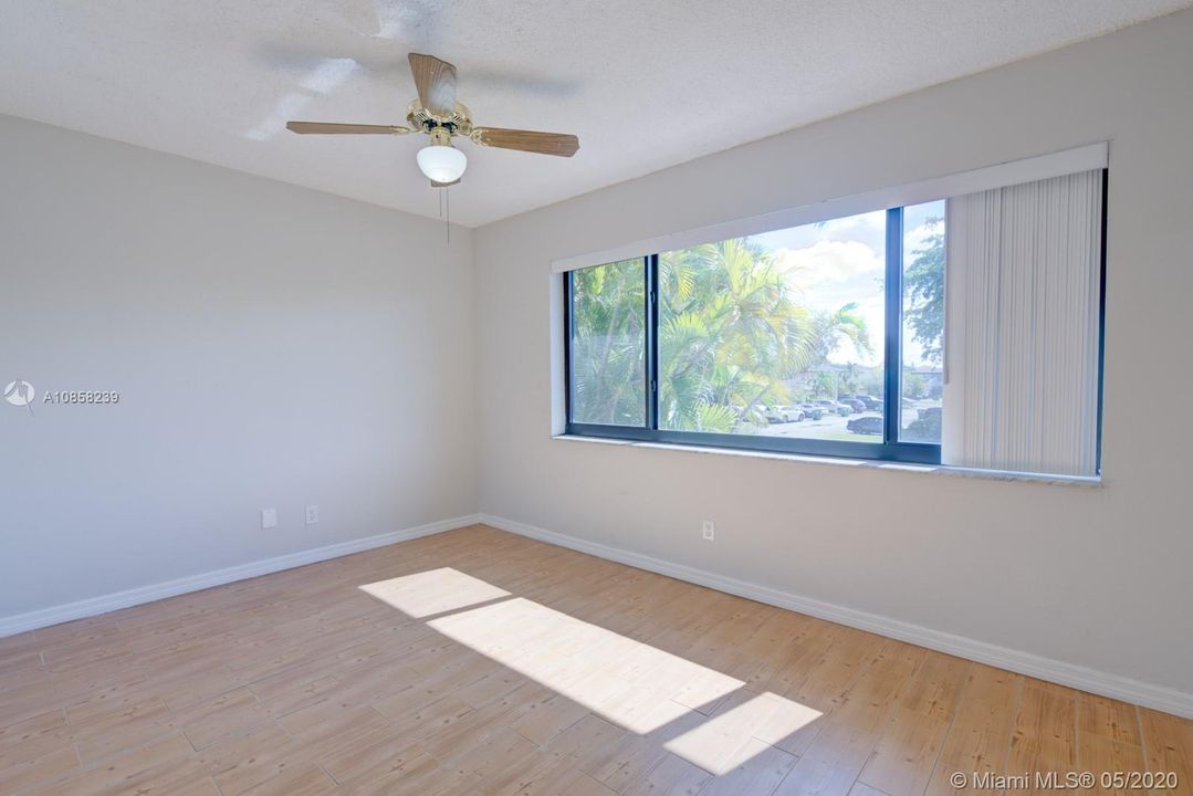 Recently Rented: $1,950 (3 beds, 2 baths, 1378 Square Feet)