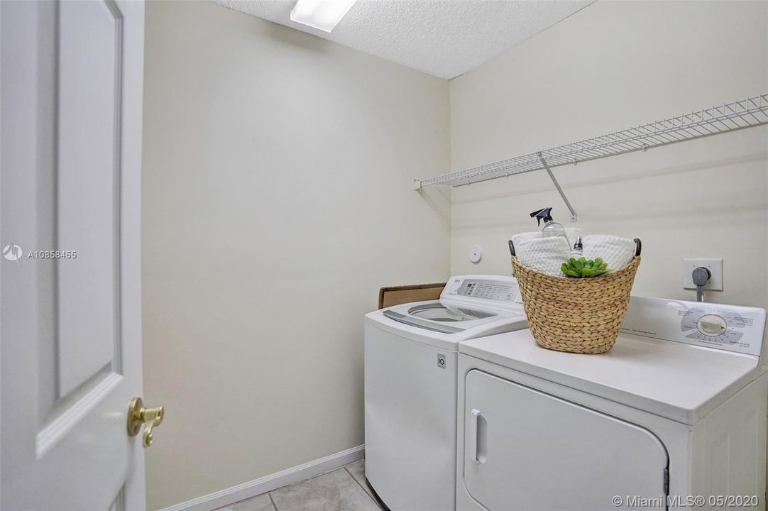 Recently Sold: $339,900 (3 beds, 2 baths, 2092 Square Feet)